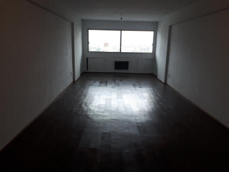 Grandisimo Monoamb. Sobre 18, Al Fte. Vivienda U Oficina