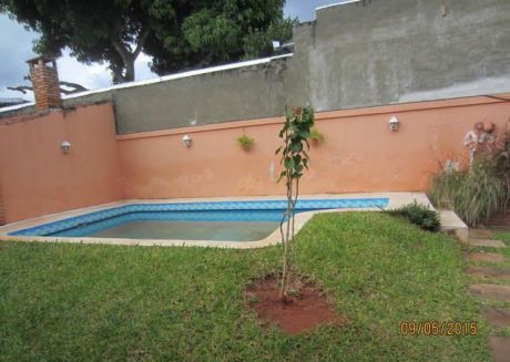 Vendo Amplio Chalet De Dos Pisos En Lambare. A 5 Cuadras De Cacique Y Media De Heroes Del 70