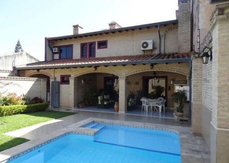 Lambare....vendo..gran Chalet A 2 De Av. Luis M. ArgaÑa Y 1 De Av. B. Guggiari.