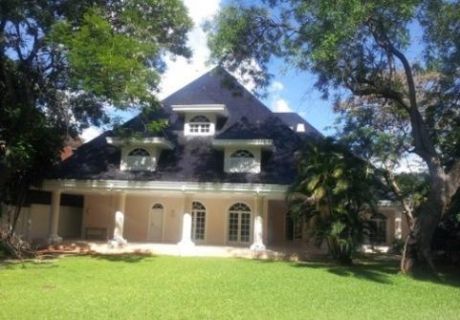Majestuosa Residencia De 4 Dormitorios Dos En Suite.