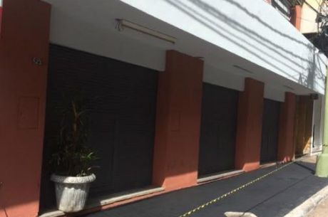 Amplios Salones De 140m2 Centrico, Zona Comercial.
