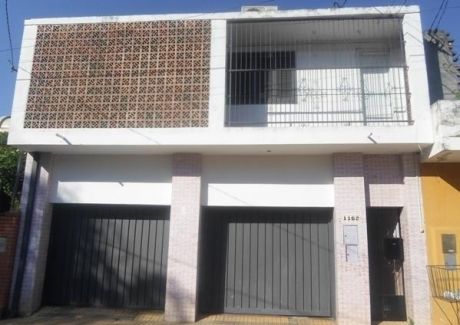 Hermosa Casa 3 Pisos. Con 4 Dmts. Mas 1 Departamento De 1dmt. Dos Cocheras A Control Remoto.