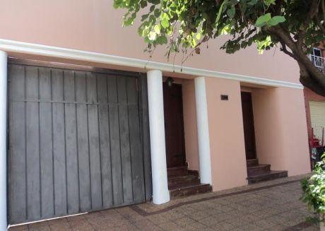 Una Casa Sobre Casanello Al Costado De La Iglesia San Vicente