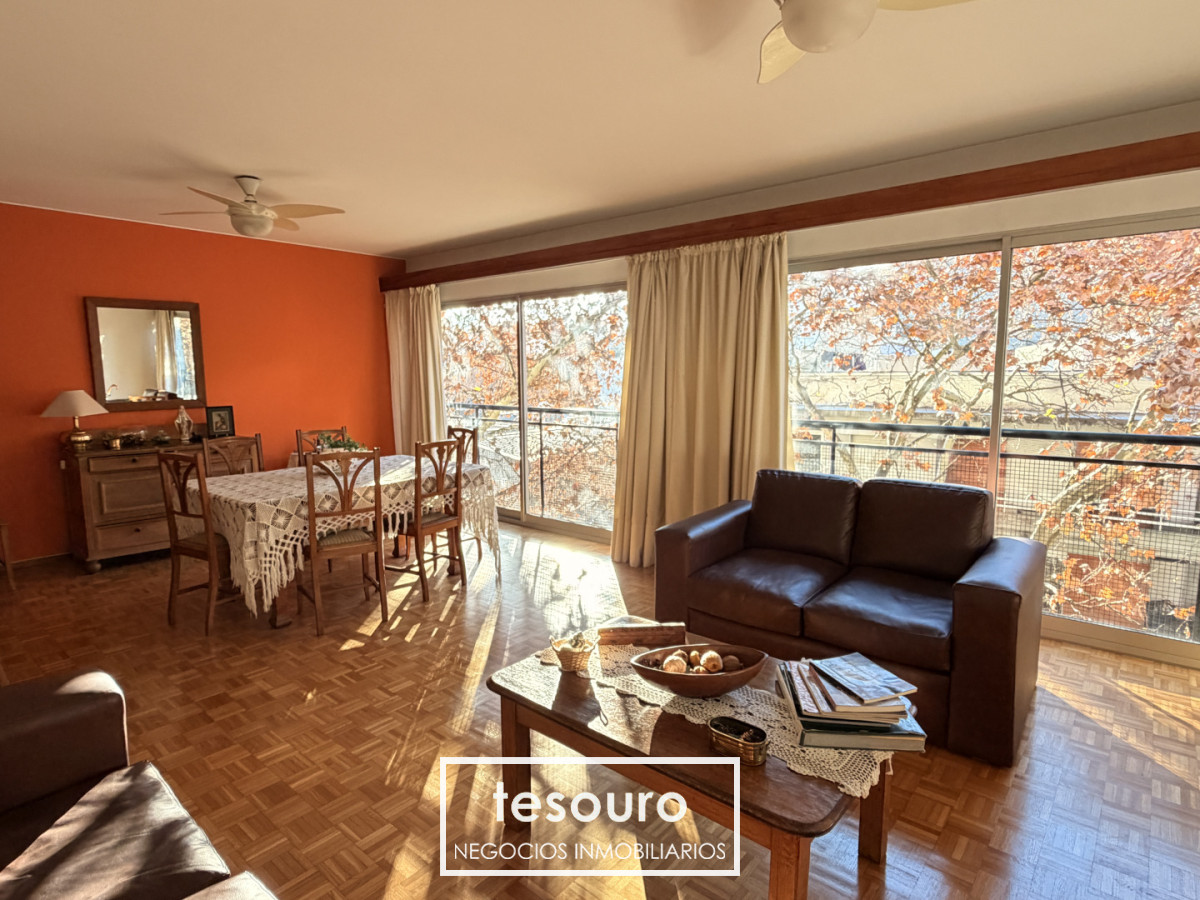 Venta de apartamento 3 dormitorios y servicio en centro