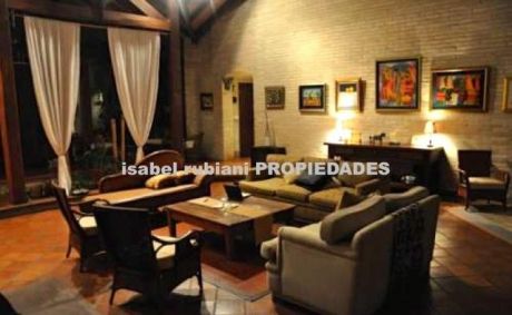 Hermosa Residencia Zona Yacht Y Golf Club, 1.600 M2!!