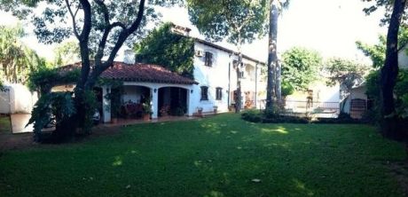 Residencia En Esquina En Barrio Mburucuyá