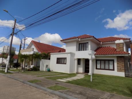 Casa En Venta, Condominio Génesis, Av. Banzer 7mo Anillo