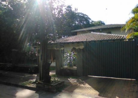 Alquilo Hermosa Casa Con Piscina En Mburucuya - Zona Mansión Stroessner