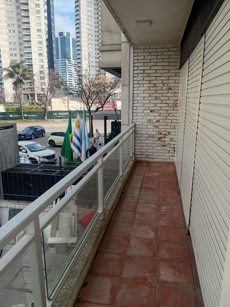 Alquiler de casa en Puerto del Buceo, 2 dormitorios y 2 baños, 350 m²