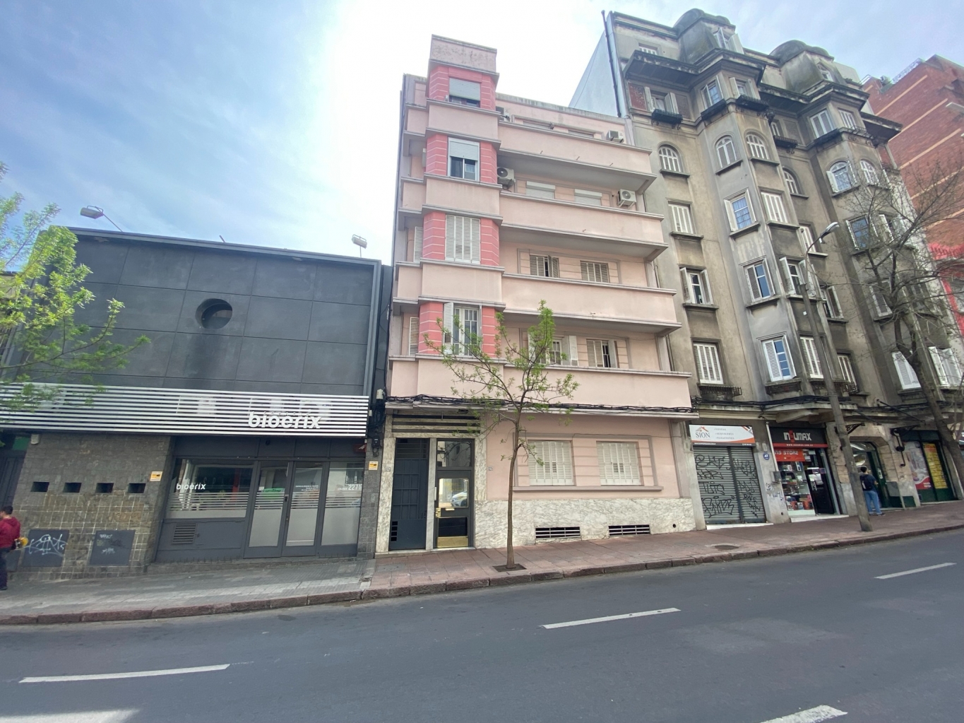 Local en sub suelo sobre calle Colonia esq. Cassinoni, gran punto. · Foto 7