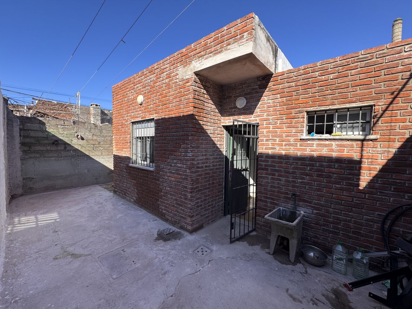Excelente casa, solida construccion, my buenas comodiades.