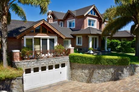 Se Vende Espectacular Casa En Lomas De Carrasco, La Tahona.