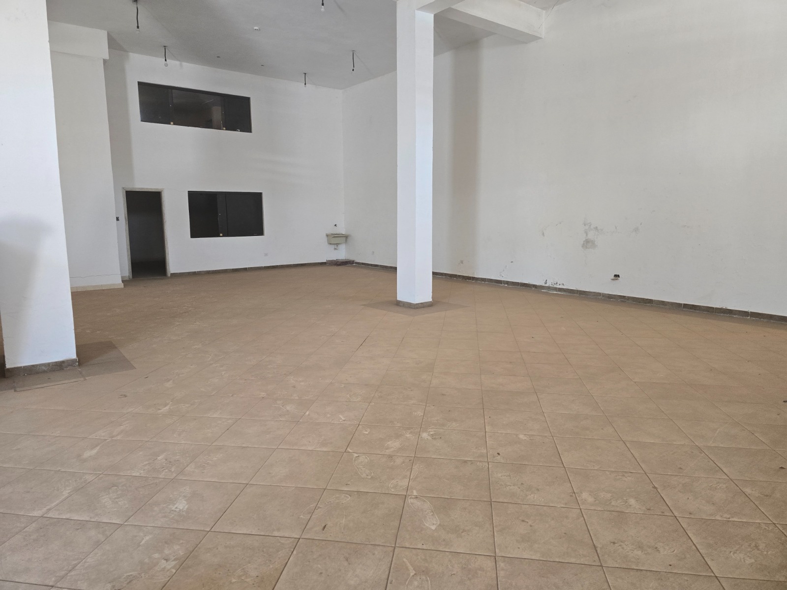 ALQUILER DE AMPLIO LOCAL COMERCIAL EN ZONA EUSEBIO AYALA Y BOGGIANI. 280 m². — foto 2