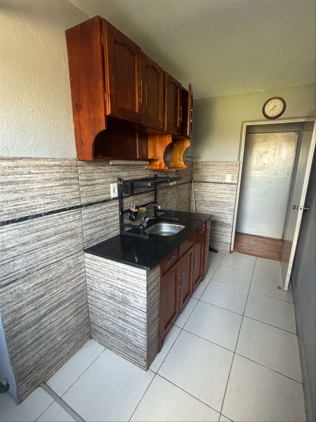Alquiler apartamento en Complejo América, dos dormitorios, primer piso, con garaje.