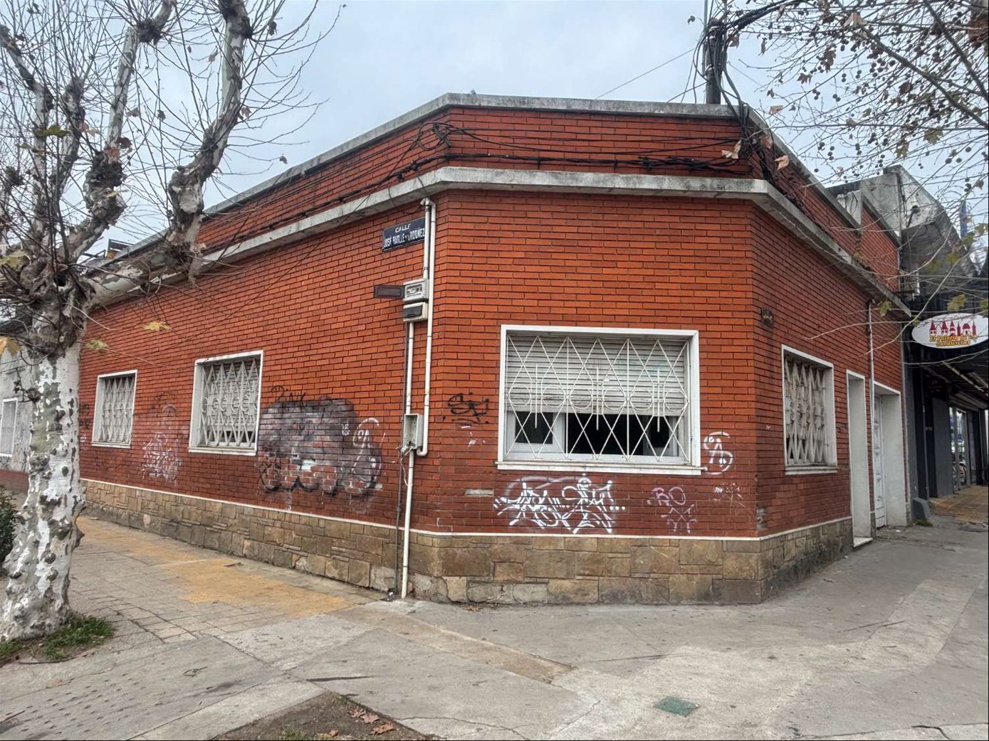 Comercio o vivienda. Centro de Las Piedras, calles J. A. Lavalleja y Batlle y Ordoñez. Dos dorm. liv.com. gje.