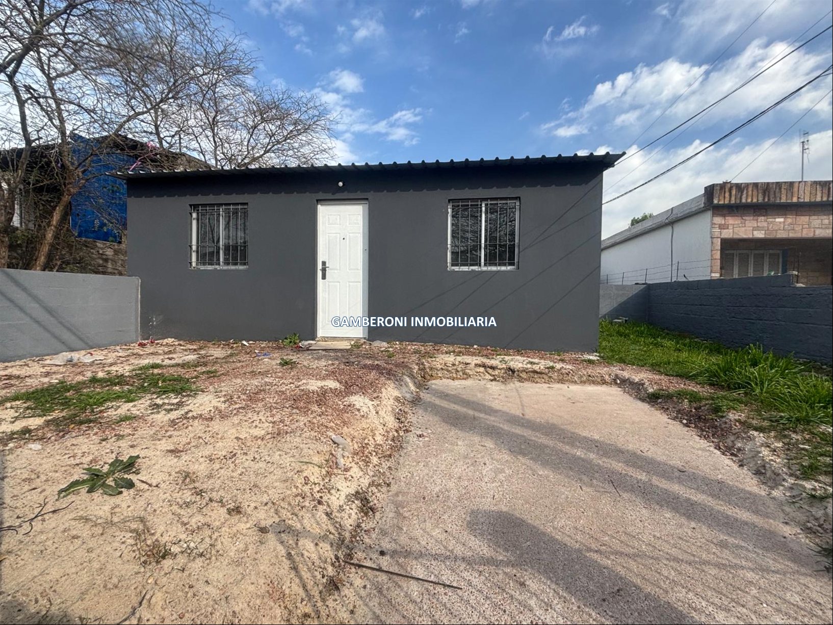 Casa en alquiler en Colón. Dos dormit, patio y lugar para coche.