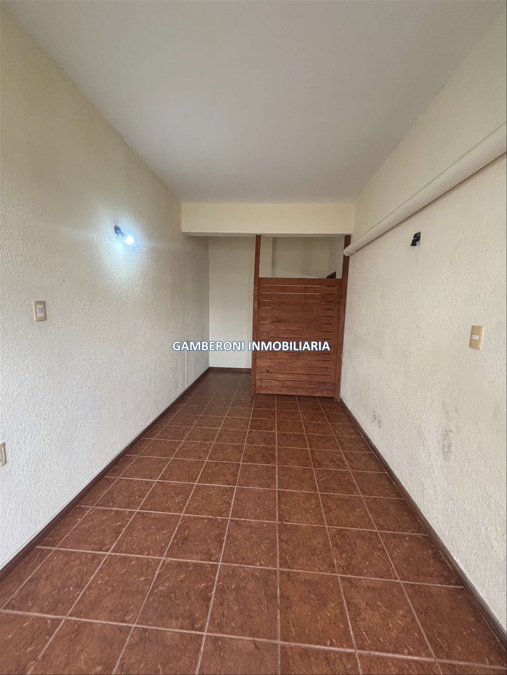 Local comercial pequeño sobre Av. Garzón y Duran