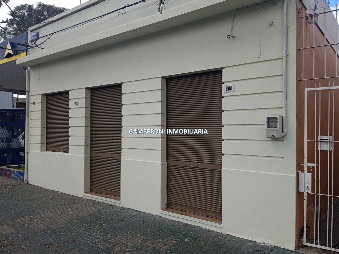 Local comercial en Sayago. Calles Vedia y Ariel. Buena ubicación.