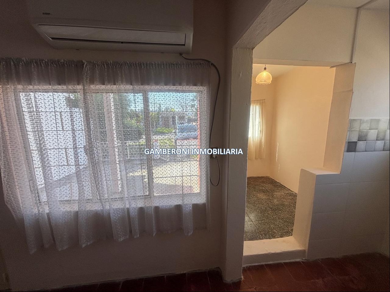 Casa en barrio Lezica. Tres dormit. Lugar para coche. · Foto 9