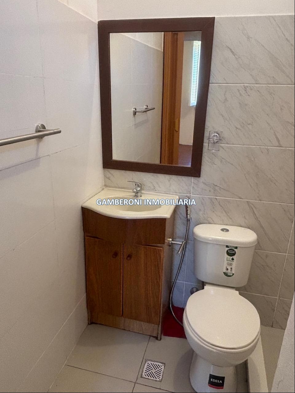 Casa en barrio Lezica. Tres dormit. Lugar para coche. · Foto 10