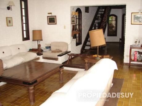 Casa En Venta De 3 Dormitorios Y Dep. Servicio - 3 Baños En Punta Del Este