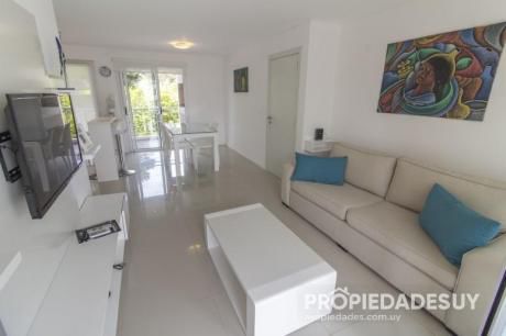 Pni - Departamento En Alquiler De 2 Dormitorios - 2 Baños En Punta Del Este