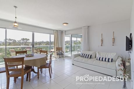Departamento En Alquiler De 2 Dormitorios - 2 Baños En Punta Del Este