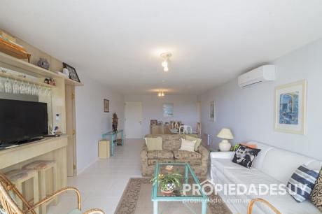 Departamento En Alquiler De 3 Dormitorios - 2 Baños En Punta Del Este