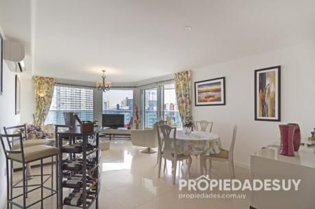 Departamento En Alquiler De 3 Dormitorios - 3 Baños En Punta Del Este