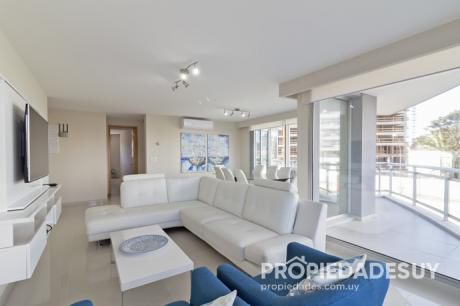 Departamento En Alquiler De 3 Dormitorios Y Dep. Servicio - 4 Baños En Punta Del Este