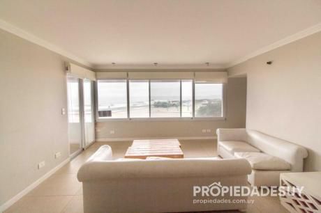 Departamento En Venta De 3 Dormitorios Y Dep. Servicio - 3 Baños En Punta Del Este