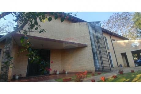 Amplia Residencia, En Barrio Herrera Con 5 Dorm.