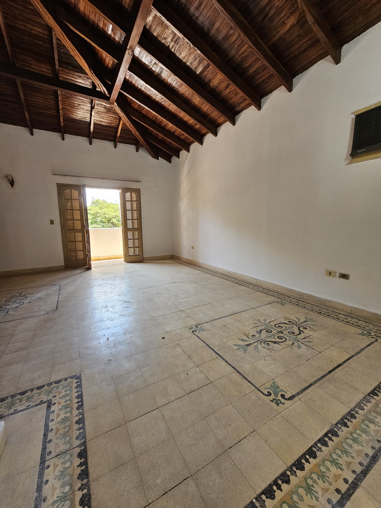 EN ALQUILER Amplia Casa en Ykua Sati Ideal para Oficina o Vivienda — foto 3