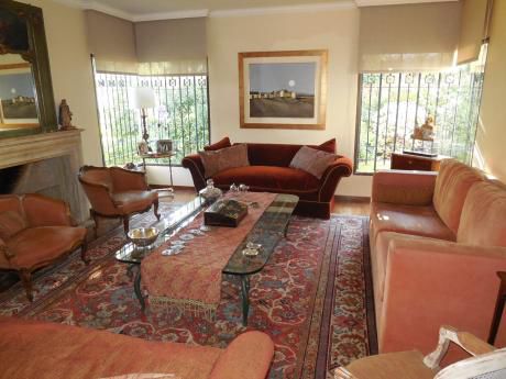 Carrasco. Importante Residencia De 445m2 Construíidos En 2031m2 De Terreno.