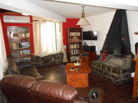 Buen Inmueble De Sólida Construcción, Al Frente!!