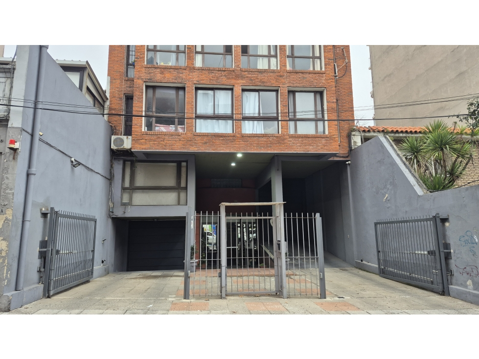 VENDE COCHERA - EXCELENTE EDIFICIO - CORDÓN SUR