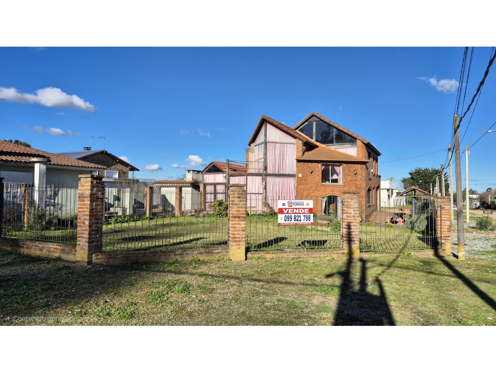 VENDE CASA 3 DORMITORIOS, 3 BAÑOS, GARAJE Y AMPLIO TERRENO - RUTA 8
