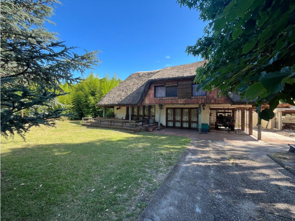 VENDE CASA 3 DORMITORIOS, PISCINA BARBACOA Y CANCHA - LA FLORESTA