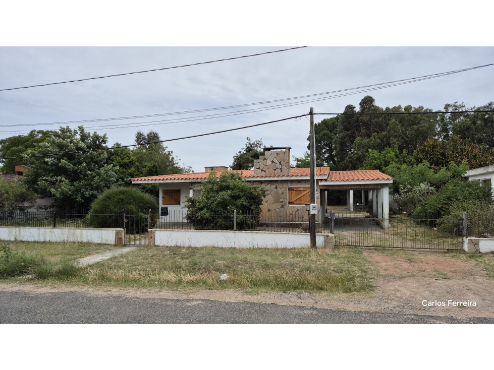 VENDE CASA 3 DORMITORIOS Y AMPLIO TERRENO DE 1235 M2 - ARAMINDA SUR