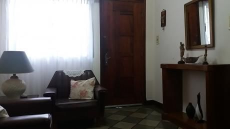 Casa Independiente Al Frente Con Fondo