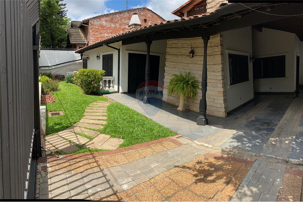 Vendo Amplia Casa en Asuncion Bº Manora a 3 cuadras del colegio Americano — foto 2