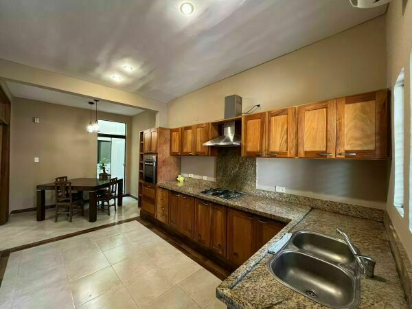 ALQUILO HERMOSA CASA EN LAMBARÉ A 3 CUADRAS DEL SUPERMERCADO PUEBLO — foto 3