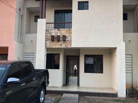 Alquilo Casa Cond. Versalles