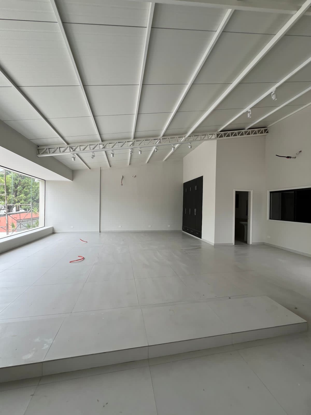ALQUILER DEPÓSITO CON OFICINAS – ZONA IPS CENTRAL — foto 2
