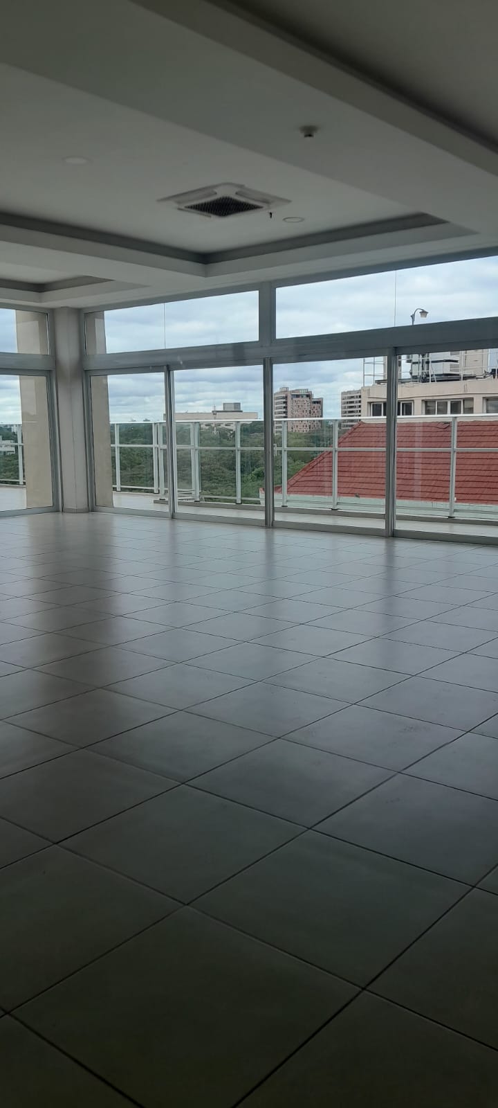 ALQUILO APTO. AMOBLADO EN LAS MERCEDES - 1.800 USD — foto 2