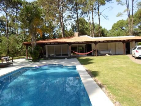 Espectacular Chalet Rodeado De Amplio Parque