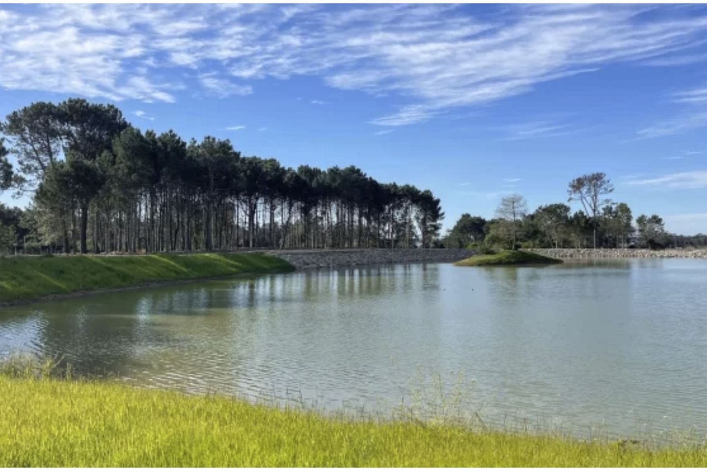 Vende Lote 1.400 m2  Barrio Privado La Cañada Punta del Este