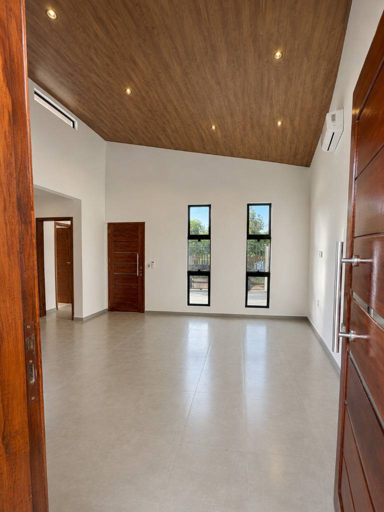 EN VENTA CASA DUPLEX DE 2 HAB EN ITAPUA — foto 2