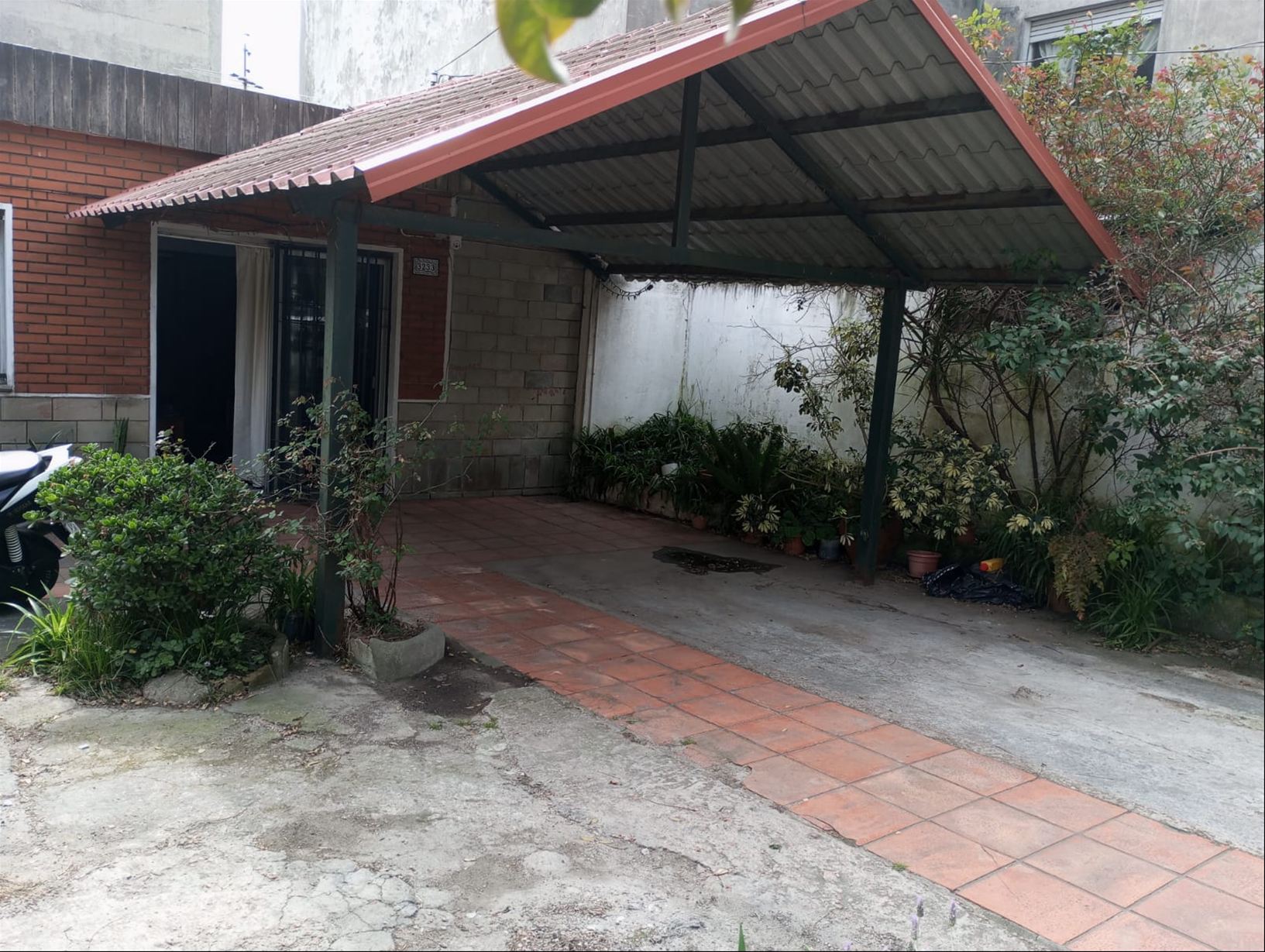 ¡oportunidad! Amplia Casa 2 Dorm. - Patio - Cochera - Apto.
