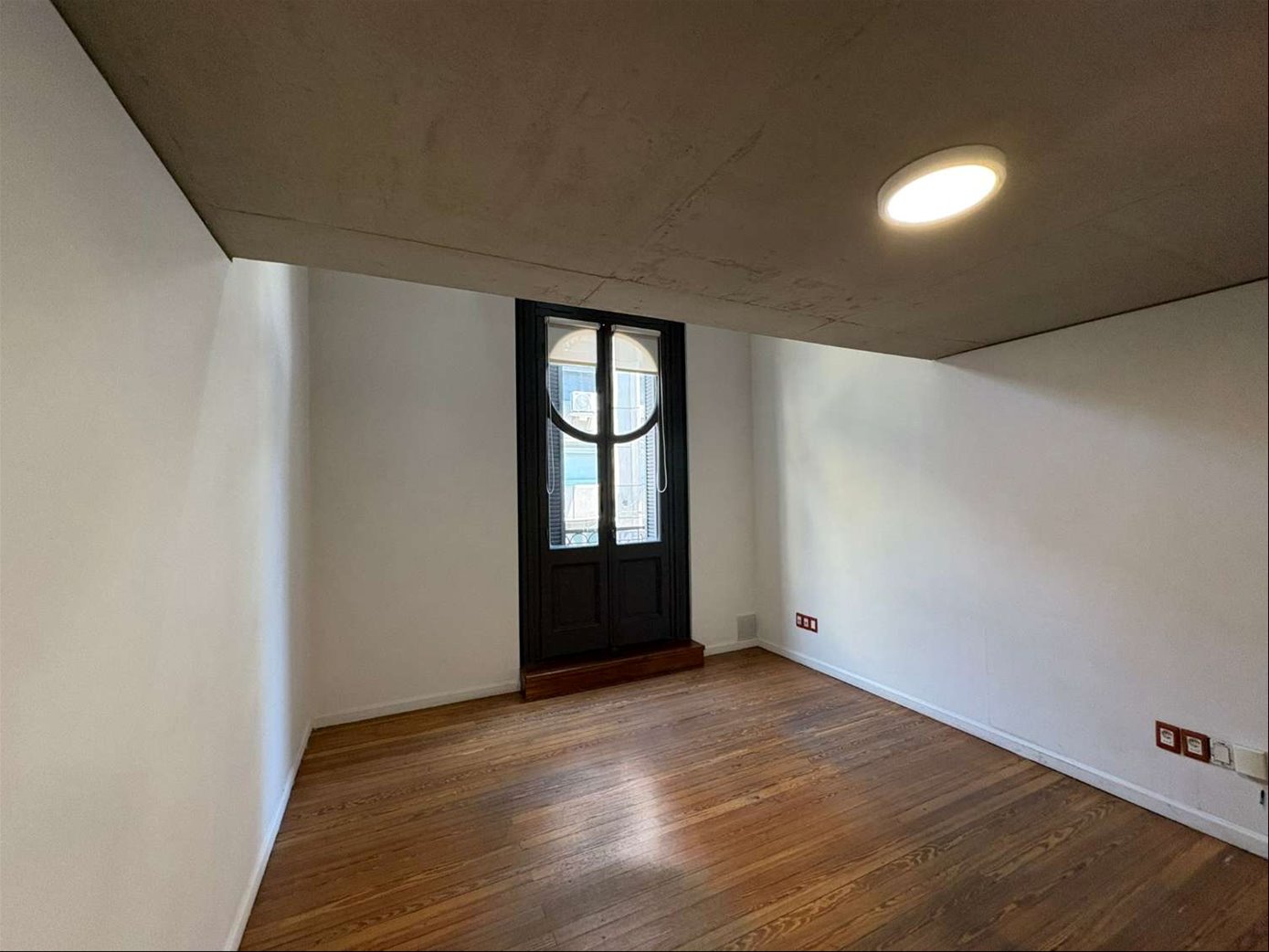 EXCELENTE Oficina en Edificio Barreiro Ramos con garaje | Ciudad Vieja